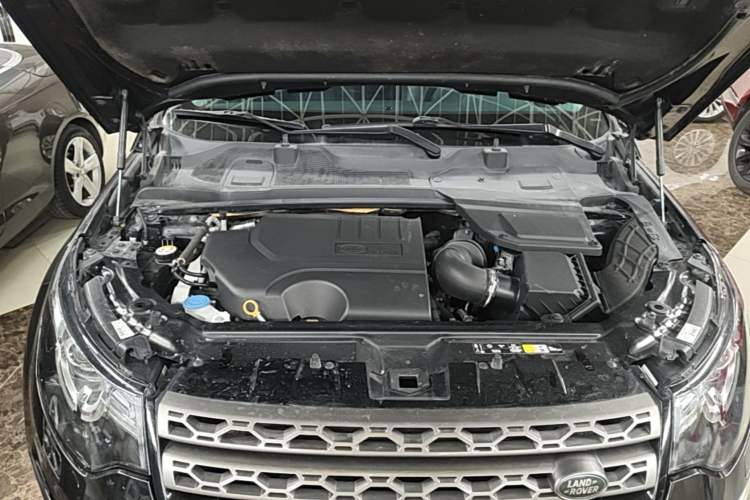 Used Land Rover Discovery Sport 2019 240 PS SE Version China VI Standard Engine Bay