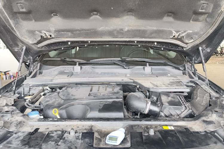 Used Land Rover Discovery Sport 2019 240 PS SE Version China VI Standard Engine Bay