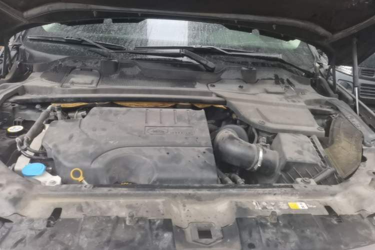 Used Land Rover Discovery Sport 2019 240 PS SE Version China VI Standard Engine Bay