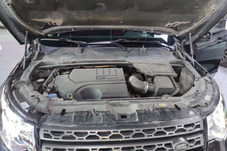 Used Land Rover Discovery Sport 2019 240 PS SE Version China VI Standard Engine Bay
