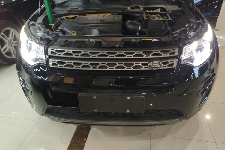 Used Land Rover Discovery Sport 2019 240 PS SE Version China VI Standard Engine Bay