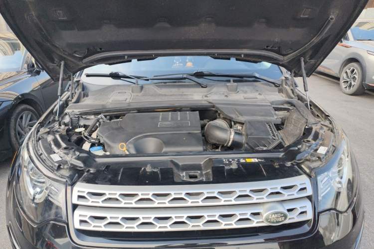 Used Land Rover Discovery Sport 2019 240 PS HSE Version China VI Standard Engine Bay