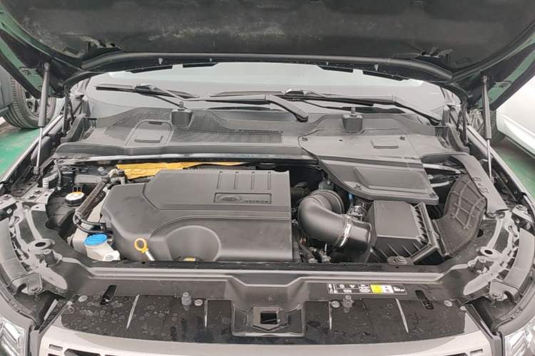 Used Land Rover Discovery Sport 2019 240 PS SE Version China VI Standard Engine Bay