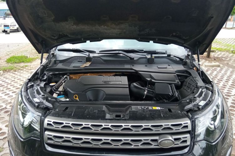Used Land Rover Discovery Sport 2019 240 PS SE Version China VI Standard Engine Bay