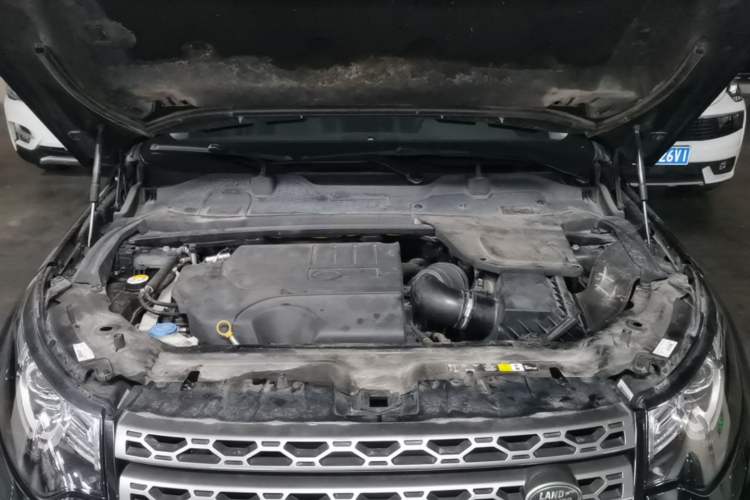 Used Land Rover Discovery Sport 2019 240 PS SE Version China VI Standard Engine Bay