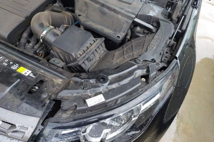 Used Land Rover Discovery Sport 2019 240 PS SE Version China VI Standard Engine Bay Left