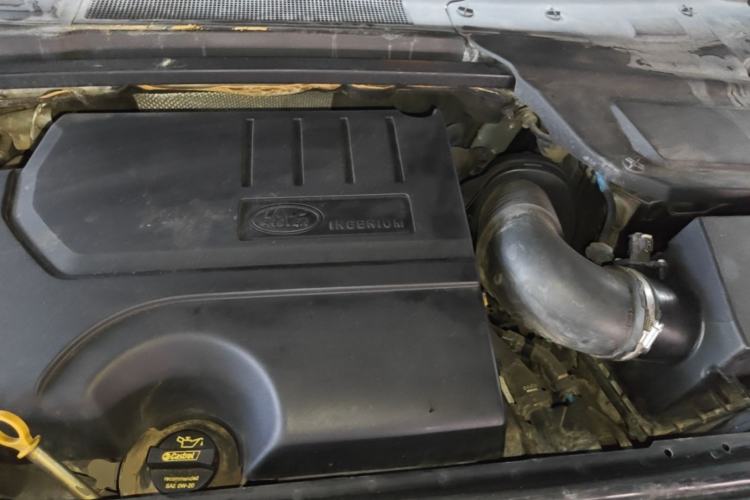 Used Land Rover Discovery Sport 2019 240 PS SE Version China VI Standard Engine Bay