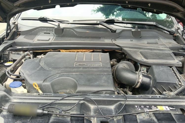 Used Land Rover Discovery Sport 2019 240 PS SE Version China VI Standard Engine Bay