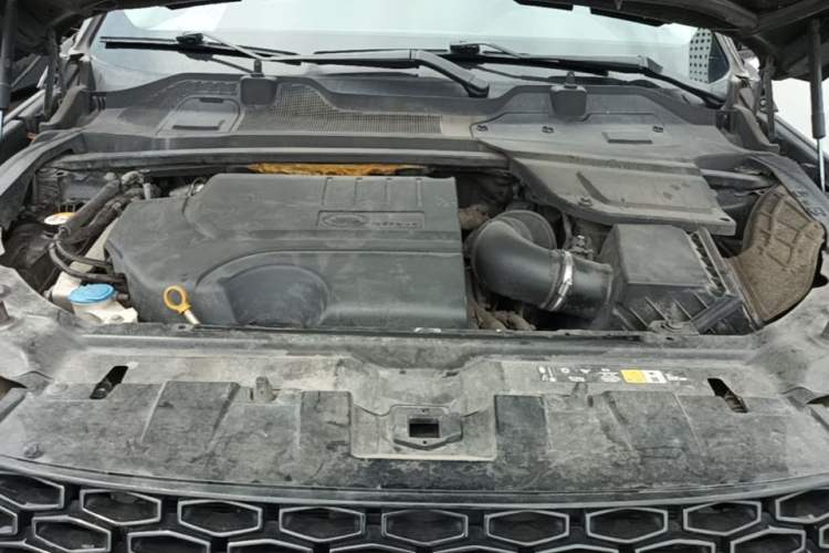Used Land Rover Discovery Sport 2019 240 PS SE Version China VI Standard Engine Bay