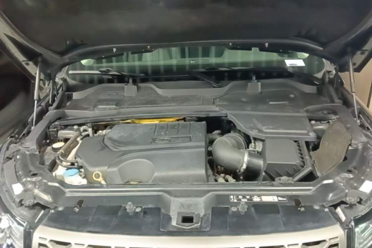 Used Land Rover Discovery Sport 2019 240 PS SE Version China VI Standard Engine Bay