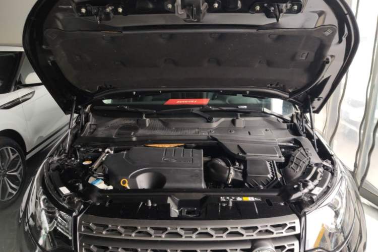 Used Land Rover Discovery Sport 2019 240 PS SE Version China VI Standard Engine Bay