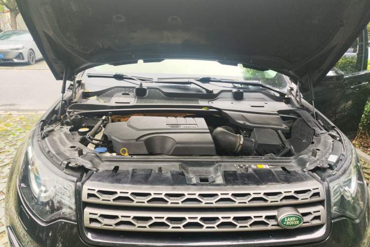 Used Land Rover Discovery Sport 2019 240 PS SE Version China VI Standard Engine Bay