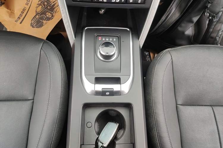 Used Land Rover Discovery Sport 2019 240 PS SE Version China VI Standard Gear Lever