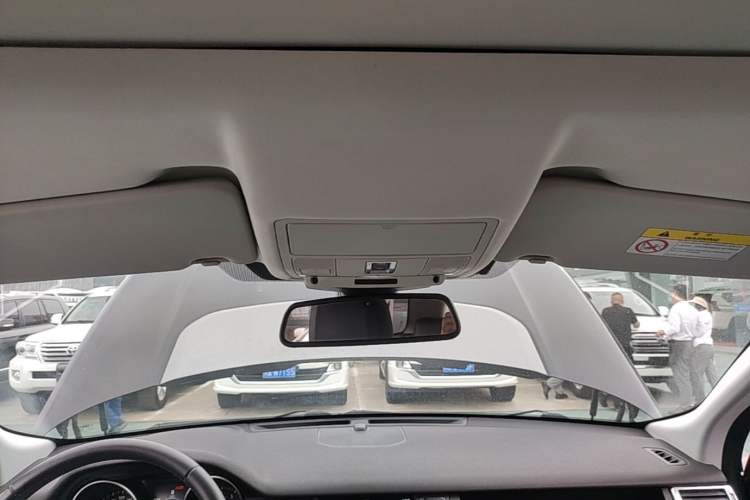 Used Land Rover Discovery Sport 2019 240 PS SE Version China VI Standard Headliner