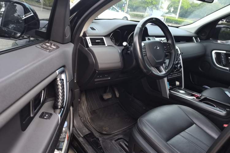 Used Land Rover Discovery Sport 2019 240 PS SE Version China VI Standard Interior 3