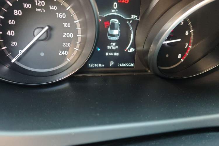 Used Land Rover Discovery Sport 2019 240 PS PURE Edition China VI Standard Odometer Close Up