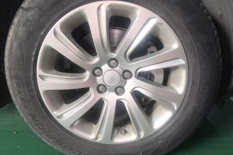 Used Land Rover Discovery Sport 2019 240 PS SE Version China VI Standard Right Front Wheel Hub