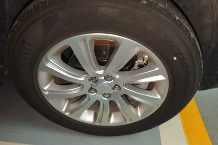 Used Land Rover Discovery Sport 2019 240 PS SE Version China VI Standard Right Front Wheel Hub