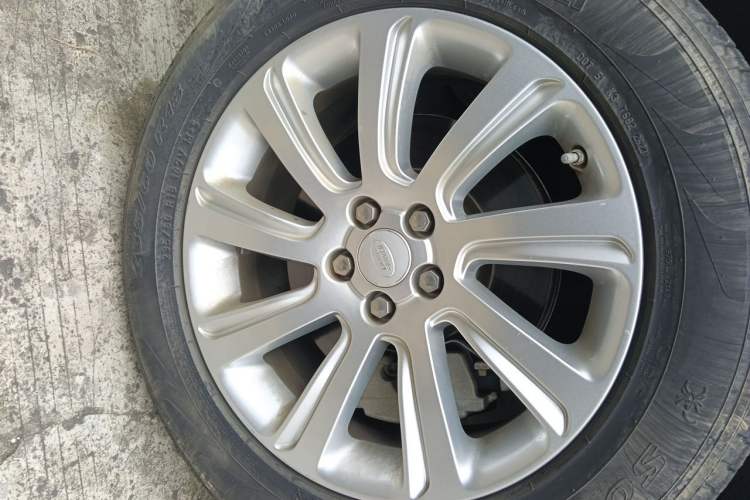 Used Land Rover Discovery Sport 2019 240 PS SE Version China VI Standard Right Front Wheel Hub