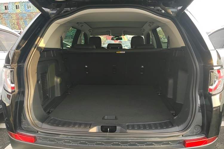 Used Land Rover Discovery Sport 2019 240 PS SE Version China VI Standard Trunk