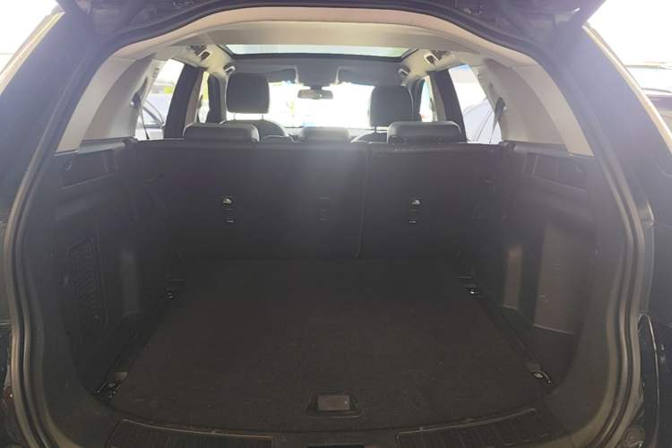 Used Land Rover Discovery Sport 2019 240 PS SE Version China VI Standard Trunk