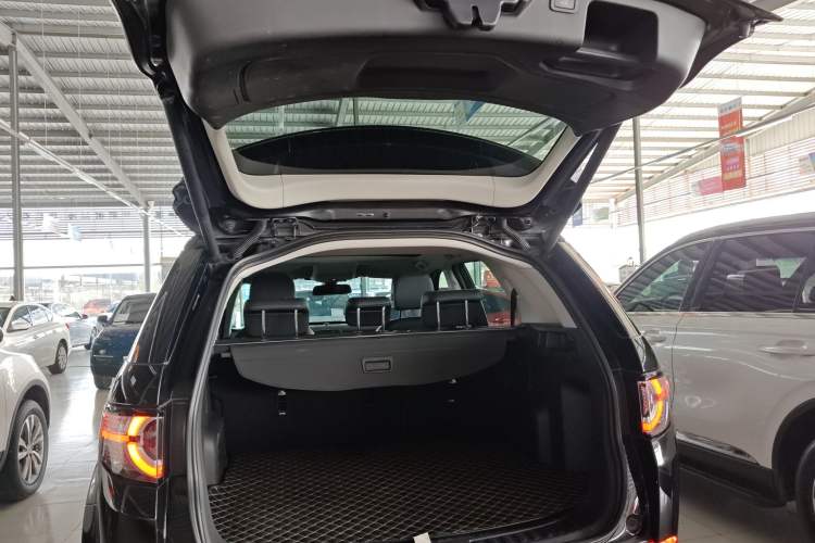 Used Land Rover Discovery Sport 2019 240 PS SE Version China VI Standard Trunk