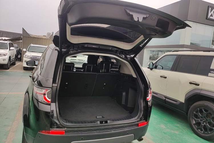 Used Land Rover Discovery Sport 2019 240 PS SE Version China VI Standard Trunk