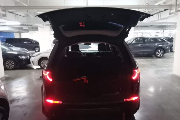 Used Land Rover Discovery Sport 2019 240 PS SE Version China VI Standard Trunk
