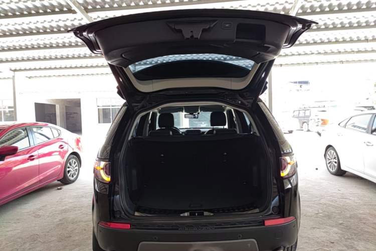 Used Land Rover Discovery Sport 2019 240 PS SE Version China VI Standard Trunk