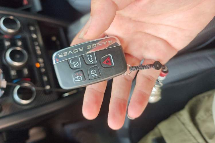 Used Land Rover Discovery Sport 2019 240 PS PURE Edition China VI Standard Vehicle Key