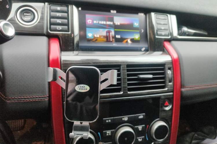 Used Land Rover Discovery Sport 2019 240 PS SE Dynamic Version China VI Standard Audio And AC Panel