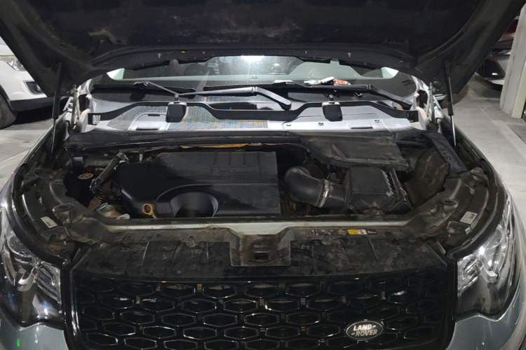 Used Land Rover Discovery Sport 2019 240 PS SE Dynamic Version China VI Standard Engine Bay