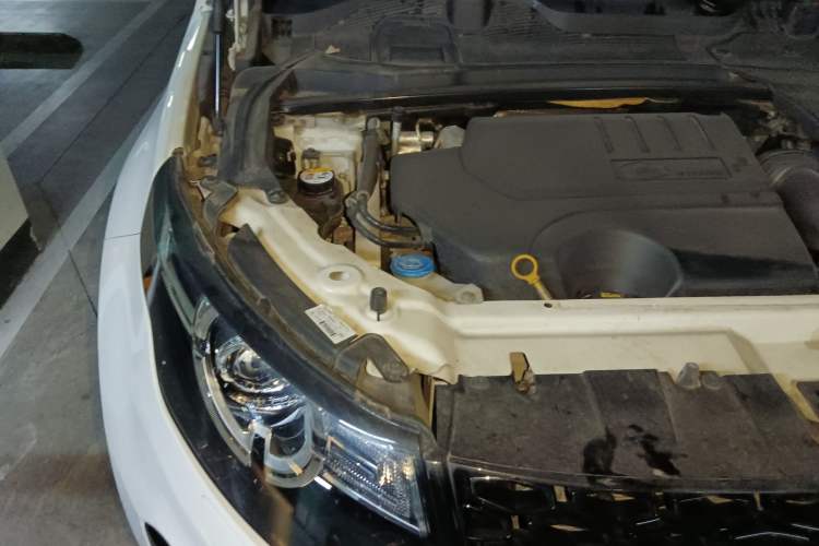 Used Land Rover Discovery Sport 2019 240 PS SE Dynamic Version China VI Standard Engine Bay Right