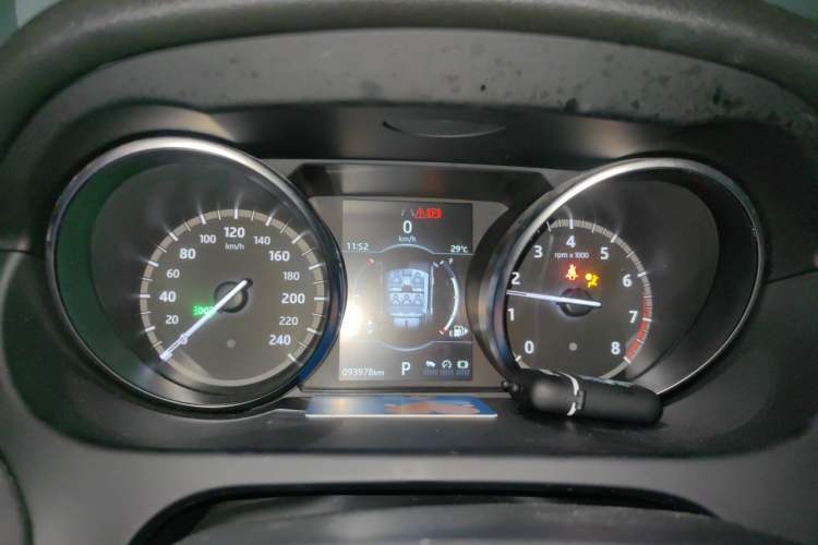 Used Land Rover Discovery Sport 2019 240 PS SE Version China VI Standard Instrument Cluster