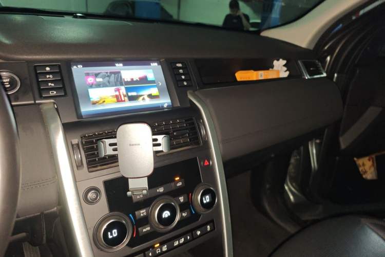 Used Land Rover Discovery Sport 2019 240 PS SE Version China V Standard Audio And AC Panel