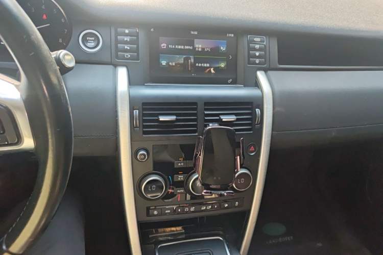 Used Land Rover Discovery Sport 2019 240 PS SE Version China VI Standard Audio And AC Panel