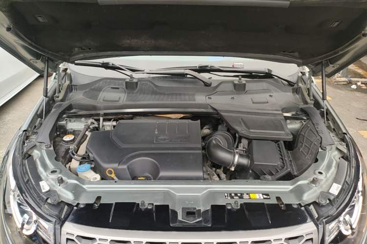 Used Land Rover Discovery Sport 2019 240 PS SE Version China VI Standard Engine Bay