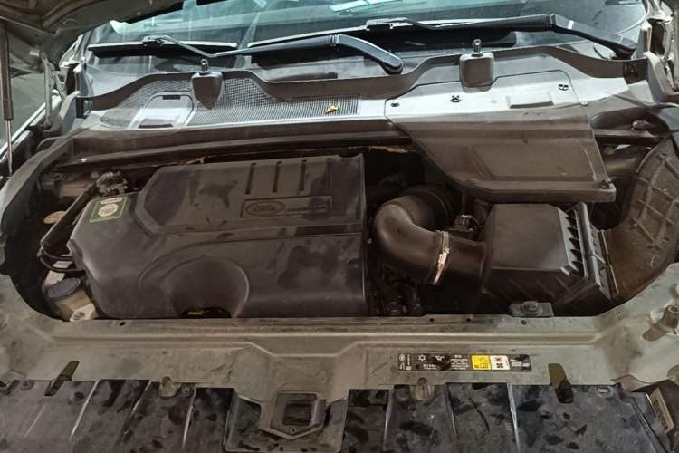 Used Land Rover Discovery Sport 2019 240 PS SE Dynamic Version China VI Standard Engine Bay