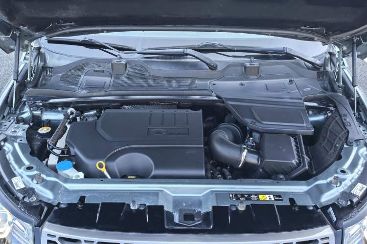 Used Land Rover Discovery Sport 2019 240 PS SE Version China VI Standard Engine Bay