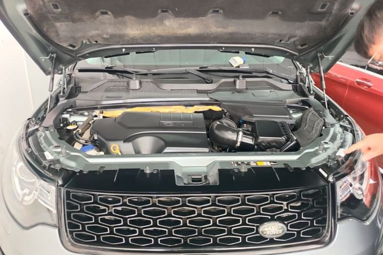 Used Land Rover Discovery Sport 2019 240 PS SE Dynamic Version China VI Standard Engine Bay