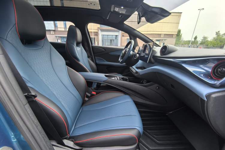 Used Land Rover Discovery Sport 2019 240 PS SE Version China VI Standard Right Front Seat