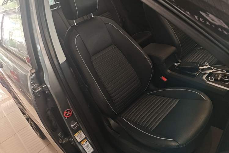Used Land Rover Discovery Sport 2019 240 PS SE Dynamic Version China VI Standard Right Front Seat