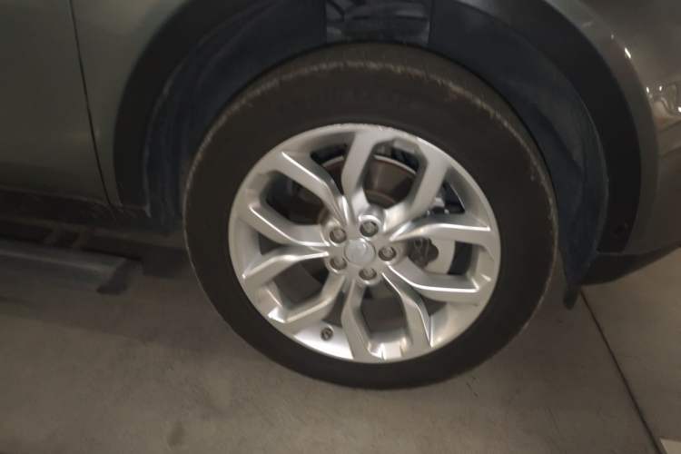 Used Land Rover Discovery Sport 2019 240 PS HSE Version China VI Standard Right Front Wheel Hub