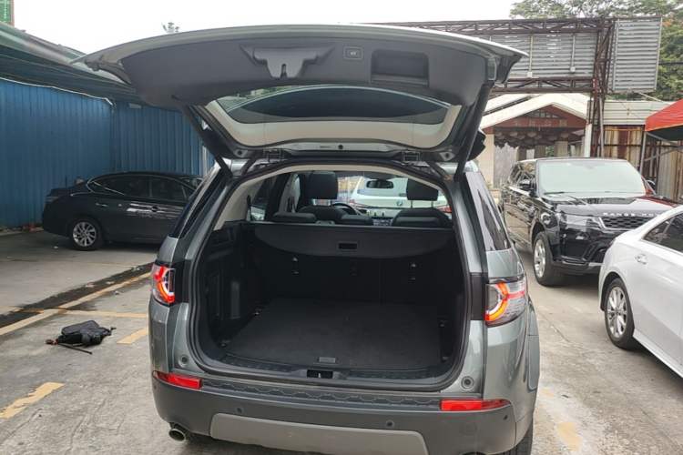 Used Land Rover Discovery Sport 2019 240 PS SE Version China VI Standard Trunk