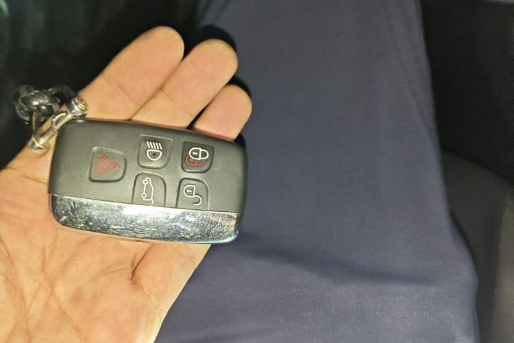 Used Land Rover Discovery Sport 2019 240 PS PURE Edition China VI Standard Vehicle Key