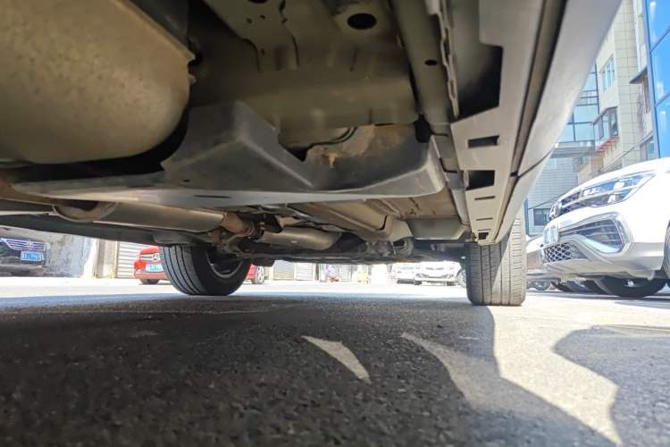 Used Land Rover Discovery Sport 2019 240 PS SE Version China VI Standard Chassis Rear Right