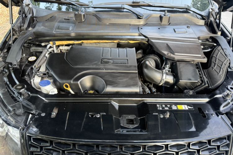 Used Land Rover Discovery Sport 2019 240 PS SE Version China VI Standard Engine Bay