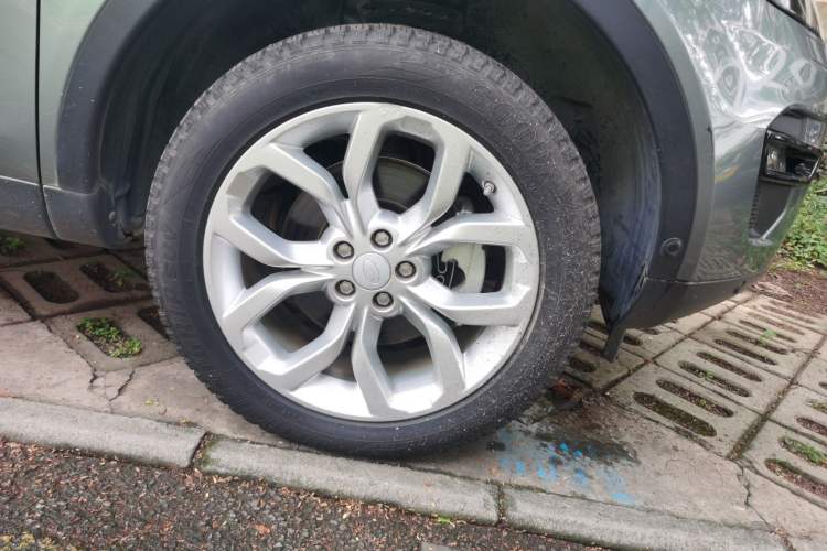 Used Land Rover Discovery Sport 2019 240 PS HSE Version China VI Standard Right Front Wheel Hub