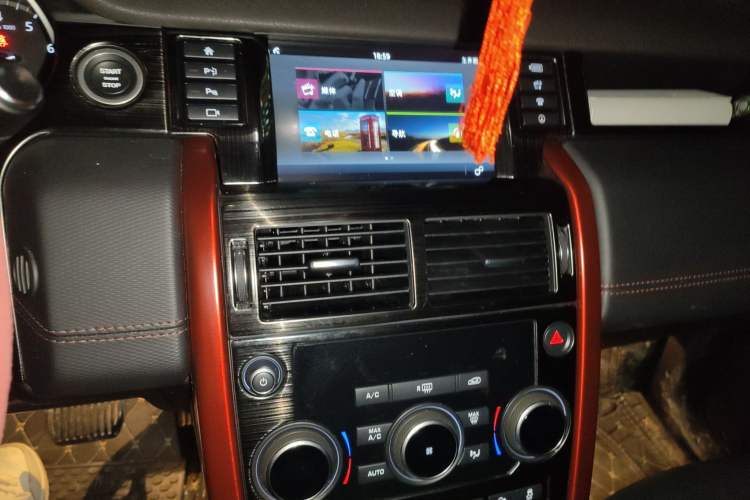 Used Land Rover Discovery Sport 2019 240 PS SE Dynamic Version China VI Standard Audio And AC Panel