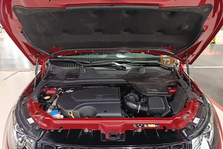 Used Land Rover Discovery Sport 2019 240 PS SE Dynamic Version China VI Standard Engine Bay